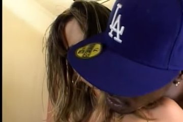 Afro-Americanes let a chick into their home