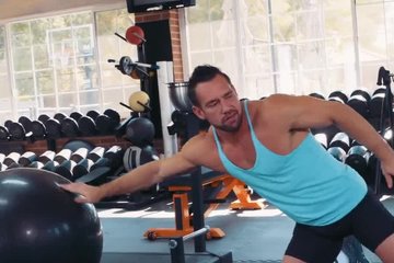 The trainer fucks a tanned beauty in an empty gym