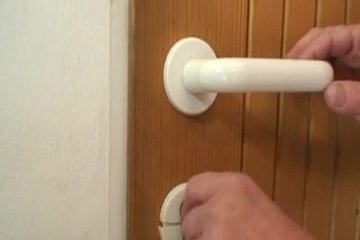 Mature blonde decided to please a sexy neighbor